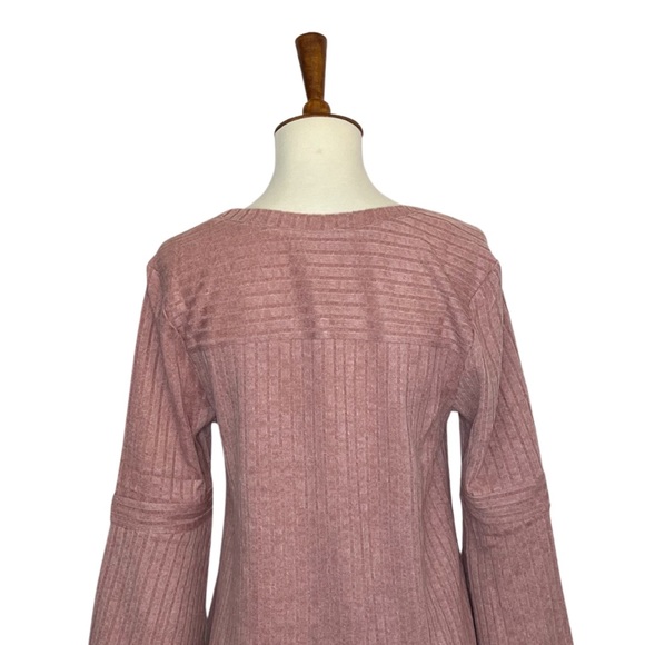 🦋 Blush Pink Three Quarter Sleeve Ribbed Tee with Flared Sleeves - Picture 13 of 15